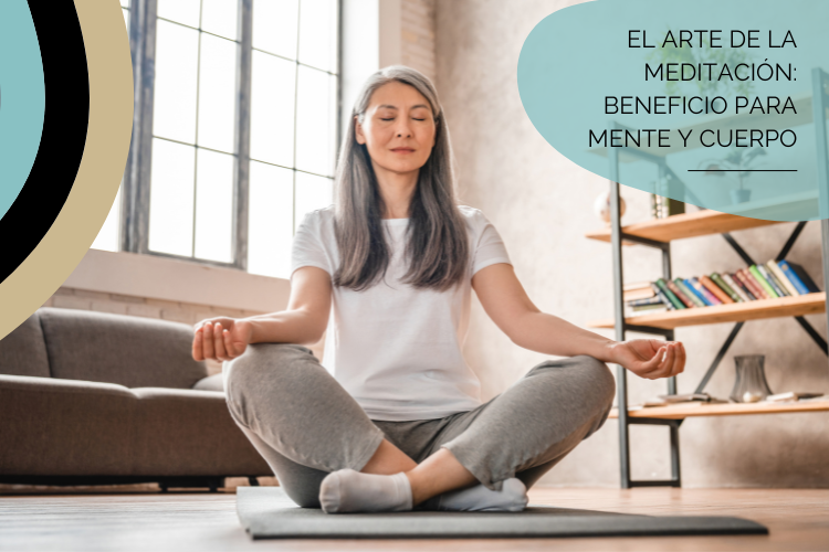 mujer mayor de 50 meditando con los ojos cerrados en el sofá de Para Mayores de 50